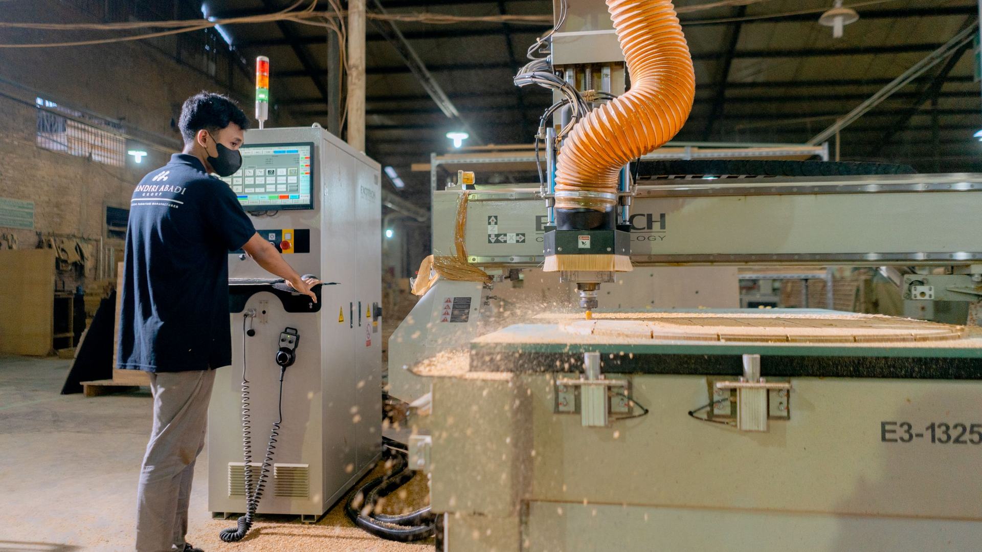 Produktionshalle mit CNC-Maschinen
